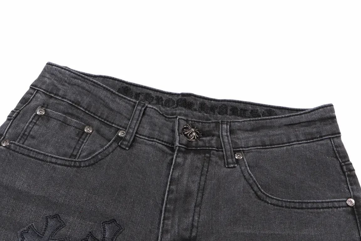 P260 Style number: H499 Chrome Hearts Ma Siwei's same CH Chrome Hearts heavy-duty splicing high street jeans exudes uninhibited personality and unique charm. Every wear and tear is carefully designed to present a unique artistic feel. Made of imported denim fabric, which has undergone heavy industrial washing and destruction treatment, the trousers show a super cool effect on the upper body, allowing you to dominate the fashion stage.  This is more than just a pair of jeans, it is an expression of attitude. With its unique design concept and ultimate pursuit of details, Croxin breaks traditional boundaries and defines the jeans trend in the new era. The trousers are made of double-layer woven fabric and matched with customized hardware, showing an incomparably beautiful and unique style, making every wearer the focus of fashion. Imported denim fabric, super heavy-duty washed and damaged, the upper body is super cool! Customized hardware. Unbeatable and beautiful style. The production process is difficult. Full of high street feel. Color: Gray Size: S M L XL XXL